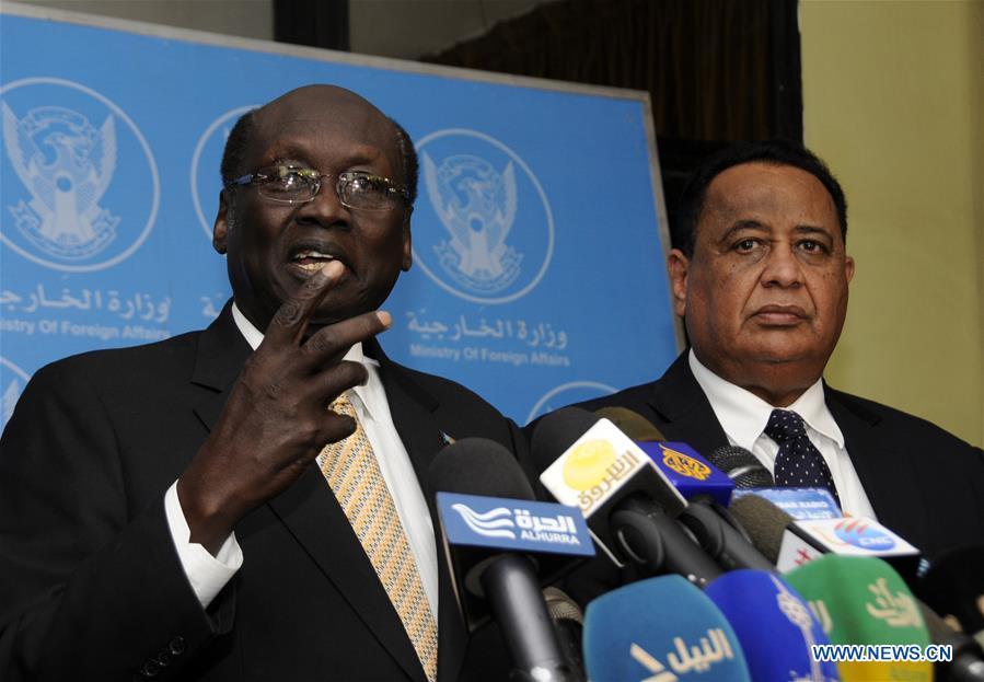 Sudan's Foreign Minister Ibrahim Ghandour (2rd L) and South Sudan's Foreign Minister Barnaba Benjamin (1st R) hold talks in Khartoum, Sudan, Jan. 3, 2016.