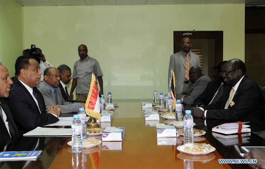 Sudan's Foreign Minister Ibrahim Ghandour (2rd L) and South Sudan's Foreign Minister Barnaba Benjamin (1st R) hold talks in Khartoum, Sudan, Jan. 3, 2016.