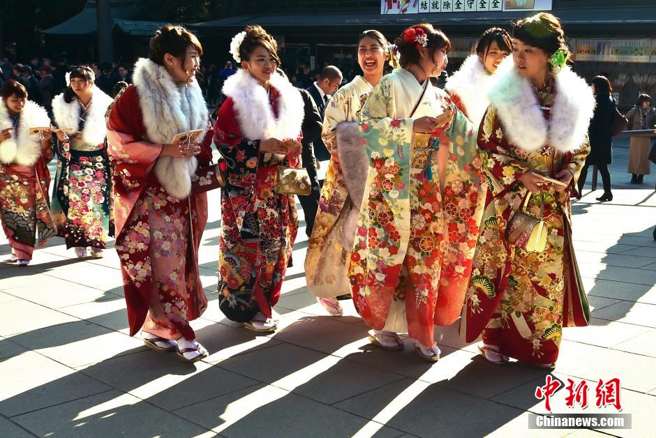 Twenty-year-old tour guides dressed in traditional kimonos attend a purification ceremony to celebrate Japan's Coming of Age Day  at Tokyo's Meiji Shrine on January 8, 2015. Since tour guides will be busy working on Japan's national holiday Coming-of-Age Day on January 12, the company had a ceremony for them ahead of time. Young people turning 20 are officially recognised as adults in Japan. (Photo Source: chinanews.com)
