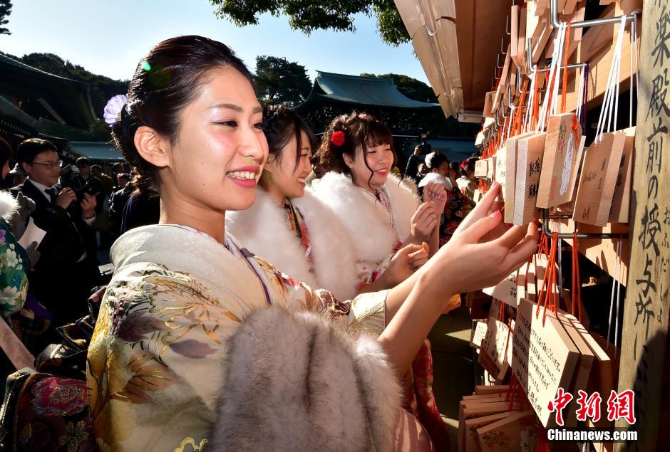 Twenty-year-old tour guides dressed in traditional kimonos attend a purification ceremony to celebrate Japan's Coming of Age Day  at Tokyo's Meiji Shrine on January 8, 2015. Since tour guides will be busy working on Japan's national holiday Coming-of-Age Day on January 12, the company had a ceremony for them ahead of time. Young people turning 20 are officially recognised as adults in Japan. (Photo Source: chinanews.com)