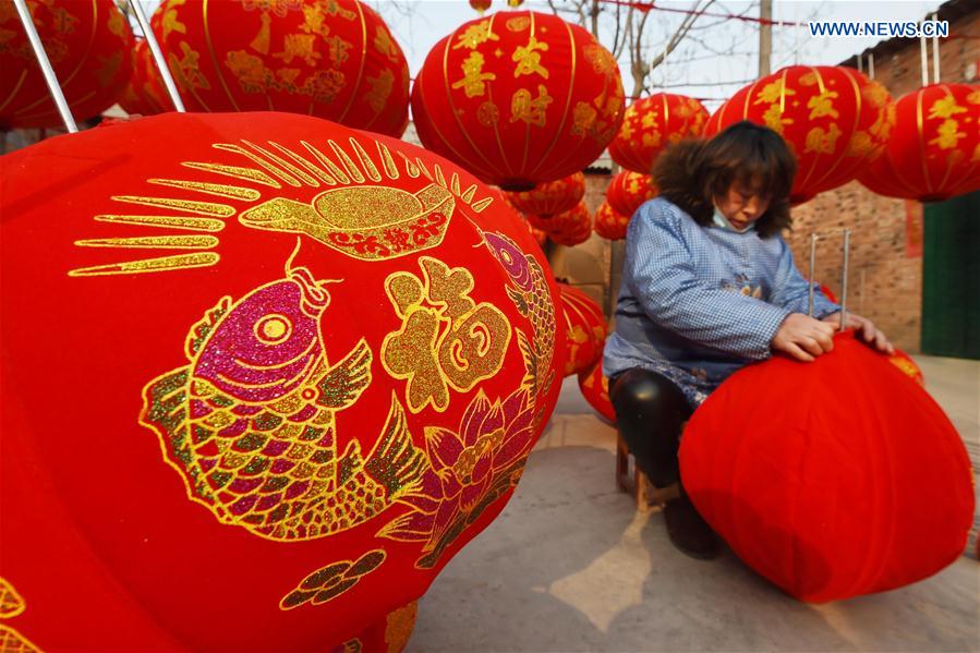 A villager makes a lantern in Shijing Village of Wuzhi County, central China's Henan Province, Jan. 12, 2016. 