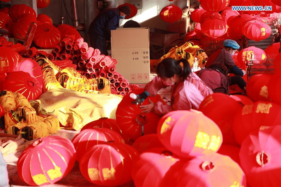 Workers make red lanterns in Tuntou Village, Gaocheng District, Shijiazhuang City, north China's Hebei Province, Jan. 13, 2016. 