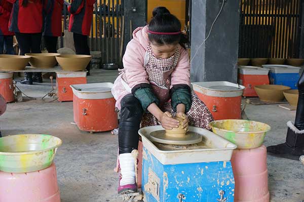 A pottery maker's journey from poverty to well-off life