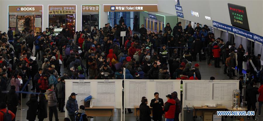 SEOUL, Jan. 19, 2016 (Xinhua) -- People wait in line to buy train tickets to hometowns for the upcoming Spring Festival at the Seoul Railway Station in Seoul, South Korea, Jan. 19, 2016. (Xinhua/Yao Qilin) PRING FESTIVAL