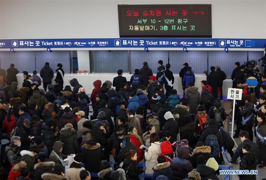 SEOUL, Jan. 19, 2016 (Xinhua) -- People wait in line to buy train tickets to hometowns for the upcoming Spring Festival at the Seoul Railway Station in Seoul, South Korea, Jan. 19, 2016. (Xinhua/Yao Qilin) 