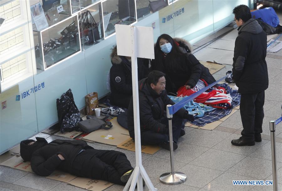 SEOUL, Jan. 19, 2016 (Xinhua) -- People wait to buy train tickets to hometowns for the upcoming Spring Festival at the Seoul Railway Station in Seoul, South Korea, Jan. 19, 2016. (Xinhua/Yao Qilin) 