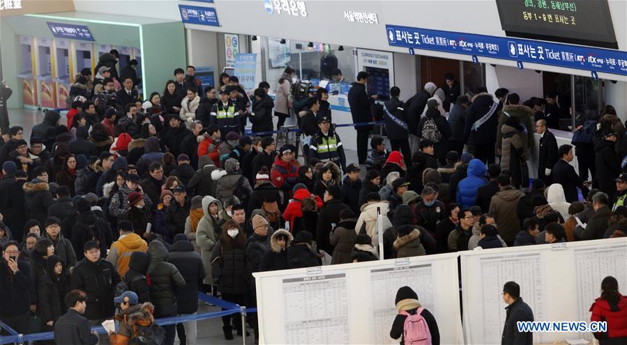 SEOUL, Jan. 19, 2016 (Xinhua) -- People wait in line to buy train tickets to hometowns for the upcoming Spring Festival at the Seoul Railway Station in Seoul, South Korea, Jan. 19, 2016. (Xinhua/Yao Qilin) 