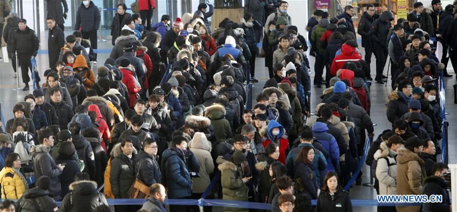 SEOUL, Jan. 19, 2016 (Xinhua) -- People wait in line to buy train tickets to hometowns for the upcoming Spring Festival at the Seoul Railway Station in Seoul, South Korea, Jan. 19, 2016. (Xinhua/Yao Qilin) 