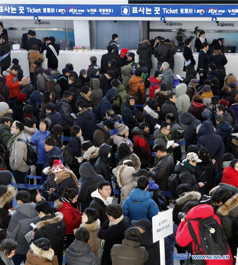 SEOUL, Jan. 19, 2016 (Xinhua) -- People wait in line to buy train tickets to hometowns for the upcoming Spring Festival at the Seoul Railway Station in Seoul, South Korea, Jan. 19, 2016. (Xinhua/Yao Qilin) 