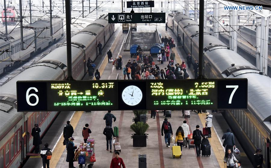 Photo taken on Jan. 21 2016 shows passengers waiting at Beijing West Railway Station before getting onborad in Beijing, capital of China.