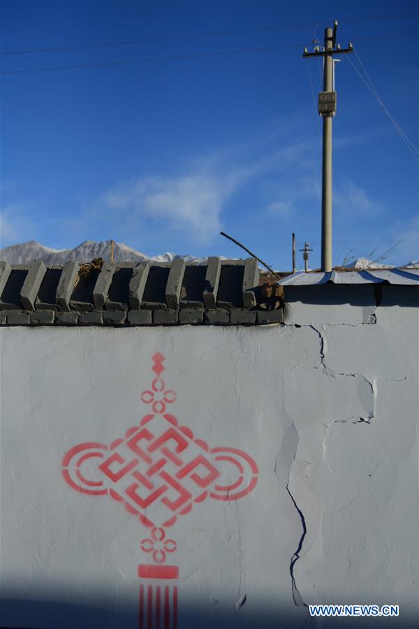 Cracks are seen in the wall at quake-hit Beishan Township in Menyuan County of Haibei Tibetan Autonomous Prefecture, northwest China's Qinghai Province, Jan. 21, 2016. 