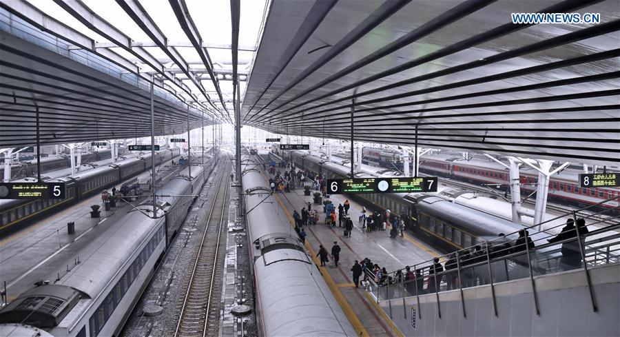 Photo taken on Jan. 21 2016 shows passengers waiting at Beijing West Railway Station before geting onborad in Beijing, capital of China. 