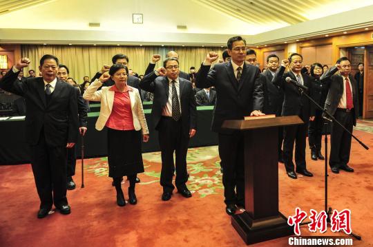 广东两名副省长易人集体向宪法宣誓
