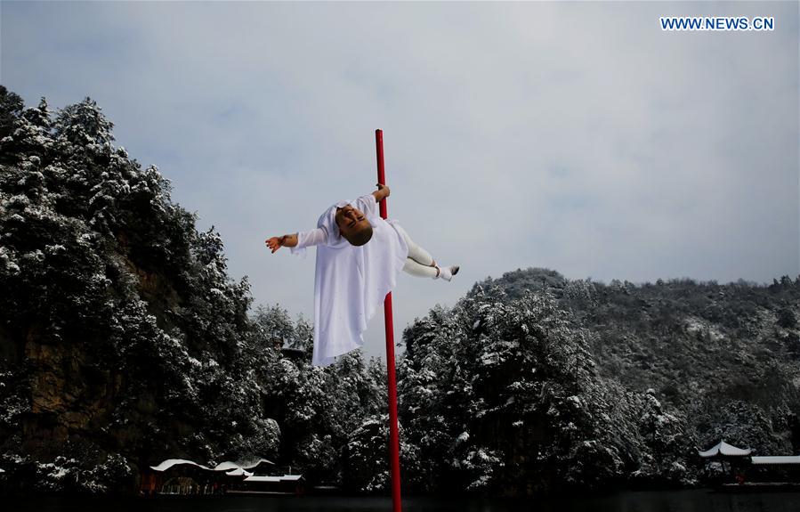 #CHINA-HUNAN-ZHANGJIAJIE-POLE DANCERS (CN)