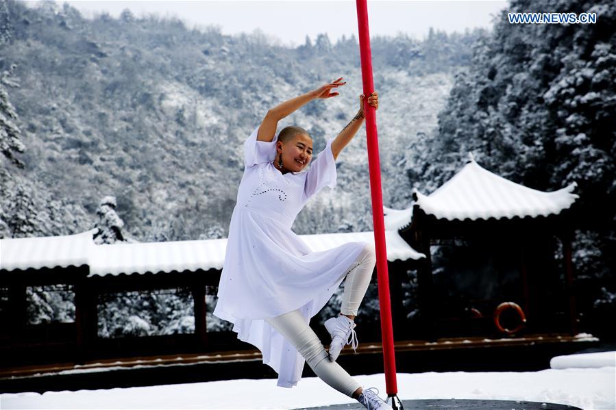 #CHINA-HUNAN-ZHANGJIAJIE-POLE DANCERS (CN)