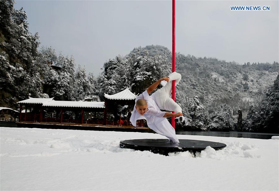 #CHINA-HUNAN-ZHANGJIAJIE-POLE DANCERS (CN)