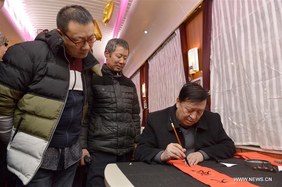 Lanzhou Railway Bureau invited local famous calligraphers to write Spring Festival scrolls and Chinese character 'Fu' for passengers and send blessing to them.