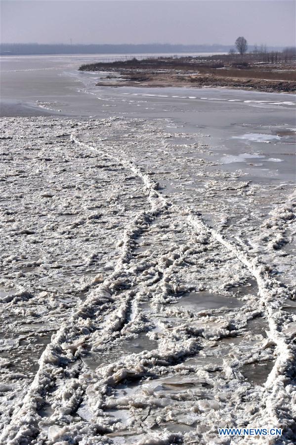Photo taken on Jan. 25, 2016 shows the ice on the Jinan section of Yellow River in east China's Shandong Province. 