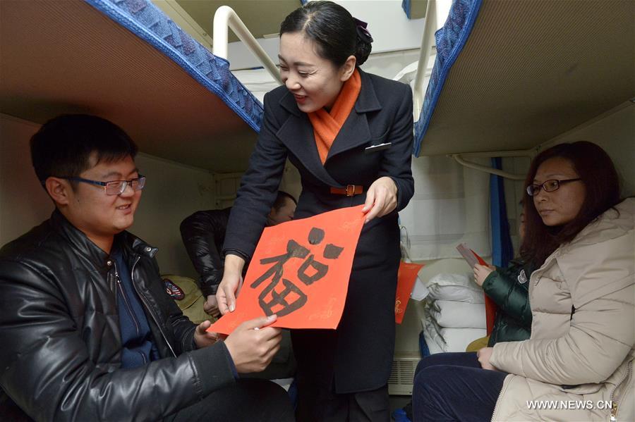 Lanzhou Railway Bureau invited local famous calligraphers to write Spring Festival scrolls and Chinese character 'Fu' for passengers and send blessing to them.