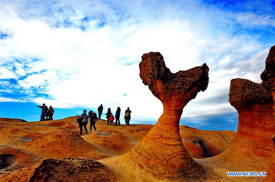 TAIPEI, Jan. 26, 2016 (Xinhua) -- Tourists visit Yehliu Geopark in New Taipei of southeast China's Taiwan, Jan. 26, 2016. The geopark features stunning geological landscape formed by wave attack, rock weathering, earth movement and crustal movement, which make it a famous destination for tourists. (Xinhua/Zhang Guojun) 
