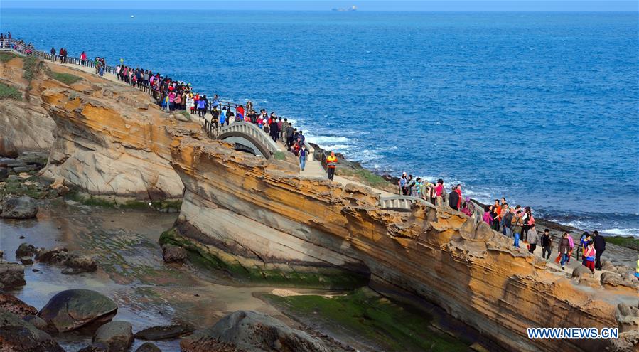 TAIPEI, Jan. 26, 2016 (Xinhua) -- Tourists visit Yehliu Geopark in New Taipei of southeast China's Taiwan, Jan. 26, 2016. The geopark features stunning geological landscape formed by wave attack, rock weathering, earth movement and crustal movement, which make it a famous destination for tourists. (Xinhua/Zhang Guojun) 
