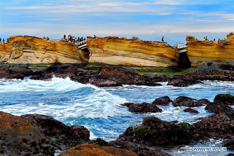 TAIPEI, Jan. 26, 2016 (Xinhua) -- Tourists visit Yehliu Geopark in New Taipei of southeast China's Taiwan, Jan. 26, 2016. The geopark features stunning geological landscape formed by wave attack, rock weathering, earth movement and crustal movement, which make it a famous destination for tourists. (Xinhua/Zhang Guojun) 