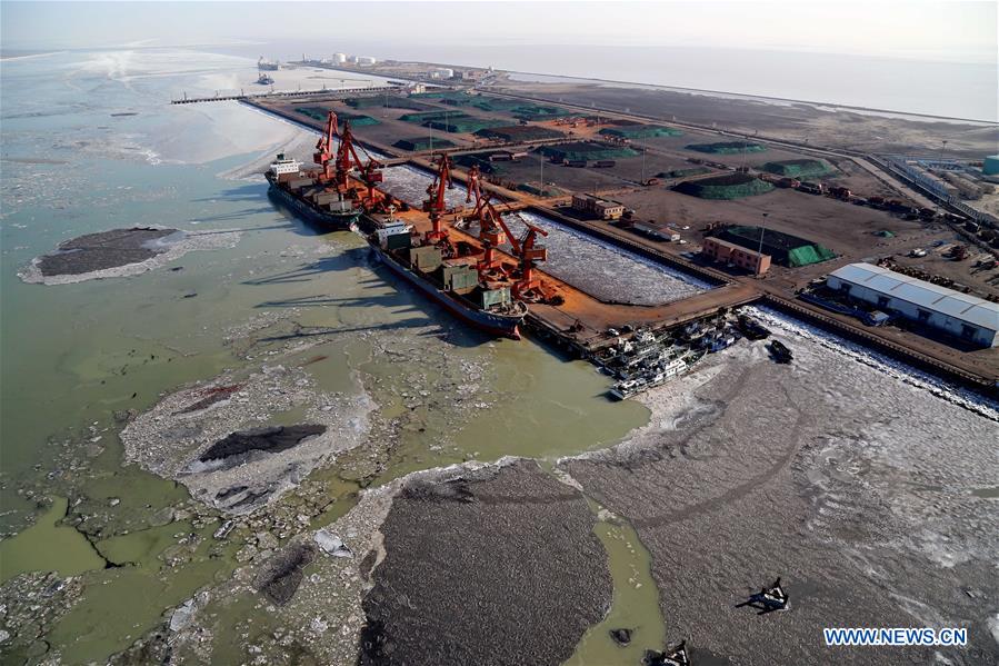 SHIJIAZHUANG, Jan. 26, 2016 (Xinhua) -- Photo taken on Jan. 26, 2016 shows ice near Huanghua port sea area in north China's Hebei Province. Due to freezing weather, sea ice coverage in Liaodong, Bohai and Laizhou gulfs were 53 nautical miles, 19 nautical miles and 24 nautical miles respectively. The National Marine Environmental Forecasting Center has cancelled the sea ice alert at 4 p.m. Tuesday. (Xinhua/Yang Shiyao) 