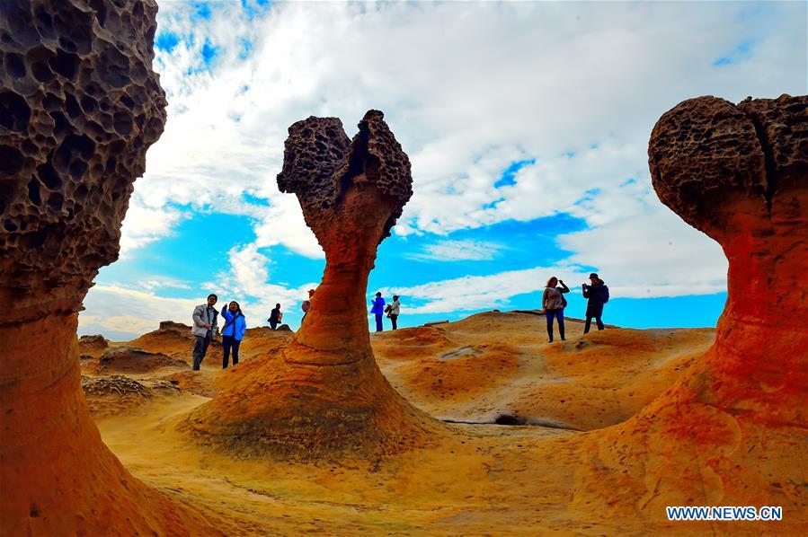 TAIPEI, Jan. 26, 2016 (Xinhua) -- Tourists visit Yehliu Geopark in New Taipei of southeast China's Taiwan, Jan. 26, 2016. The geopark features stunning geological landscape formed by wave attack, rock weathering, earth movement and crustal movement, which make it a famous destination for tourists. (Xinhua/Zhang Guojun) 