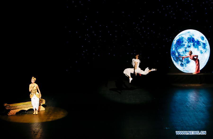 Artists perform in a traditional Chinese dance drama entitled 'The Silk Road on the Sea', in Brussels, capital of Belgium, Jan. 26, 2016. 