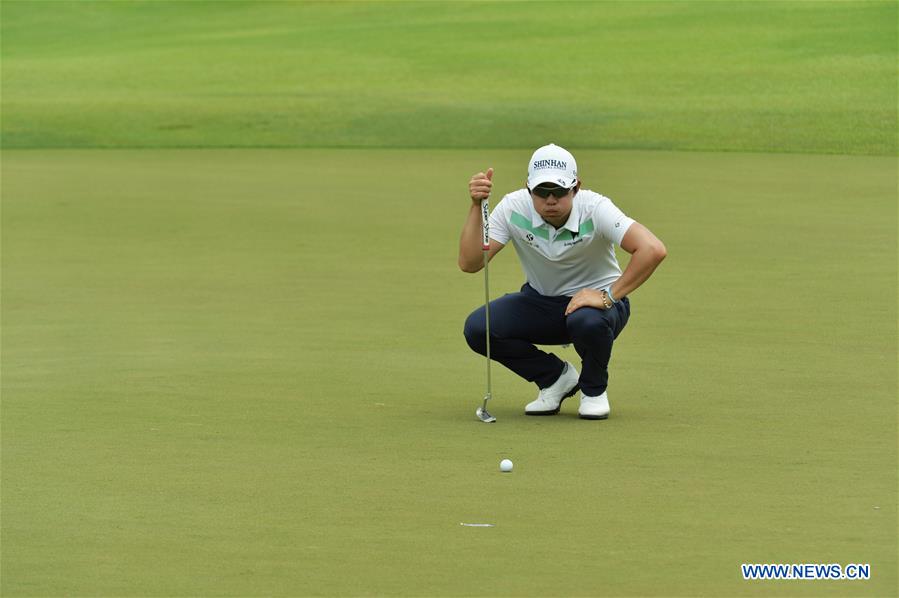 Jordan Spieth (R) of the United States competes during the SMBC Singapore Open held at Sentosa Golf Club Serapong course, Singapore, Jan. 29, 2016.