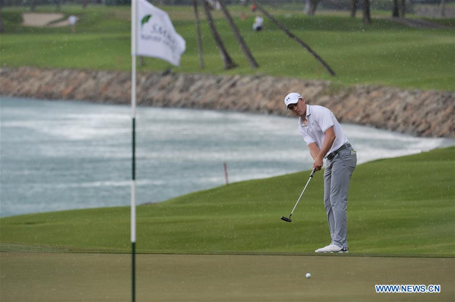 Jordan Spieth (R) of the United States competes during the SMBC Singapore Open held at Sentosa Golf Club Serapong course, Singapore, Jan. 29, 2016.