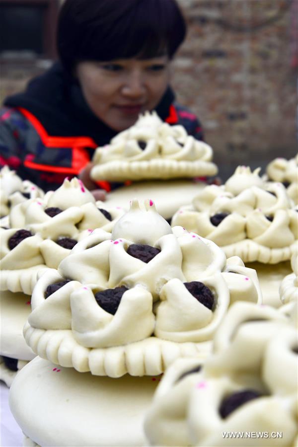  Steamed bun with colorful patterns is a traditional staple food during the Spring Festival in Shandong.