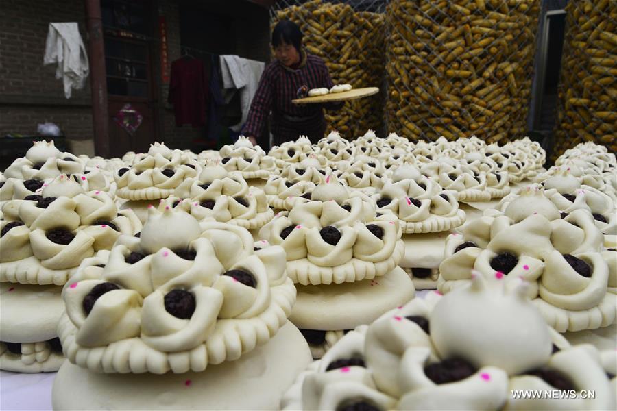  Steamed bun with colorful patterns is a traditional staple food during the Spring Festival in Shandong.