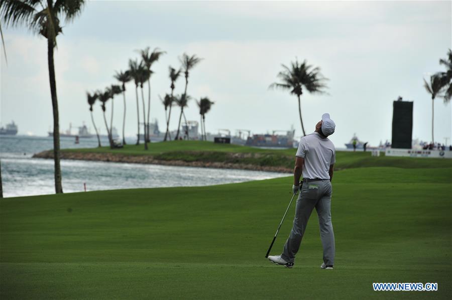 Jordan Spieth (R) of the United States competes during the SMBC Singapore Open held at Sentosa Golf Club Serapong course, Singapore, Jan. 29, 2016.