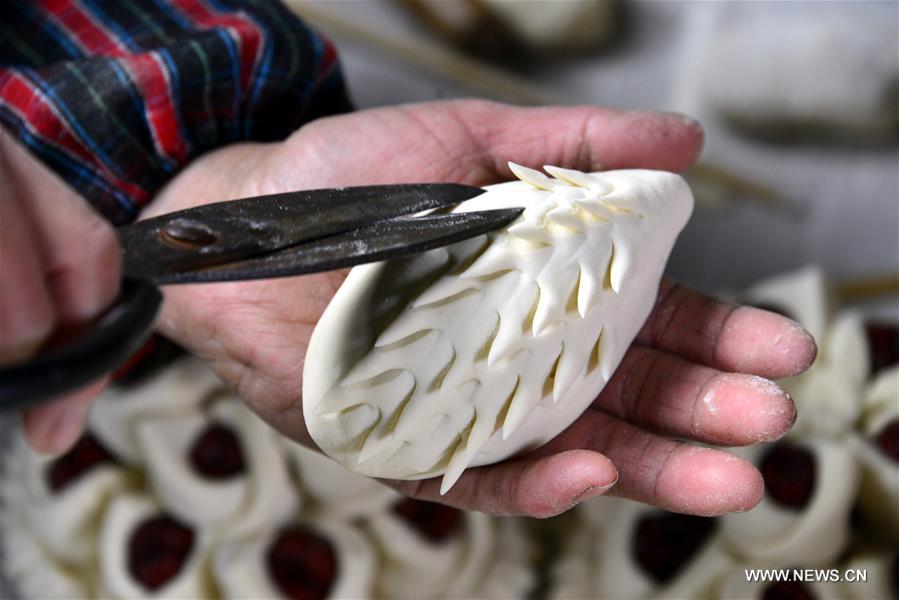  Steamed bun with colorful patterns is a traditional staple food during the Spring Festival in Shandong.