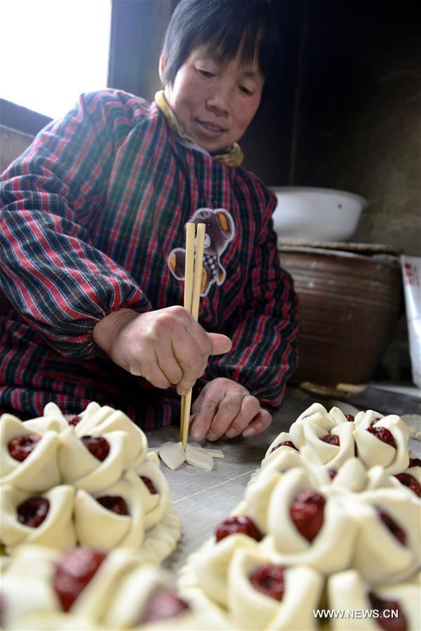  Steamed bun with colorful patterns is a traditional staple food during the Spring Festival in Shandong.