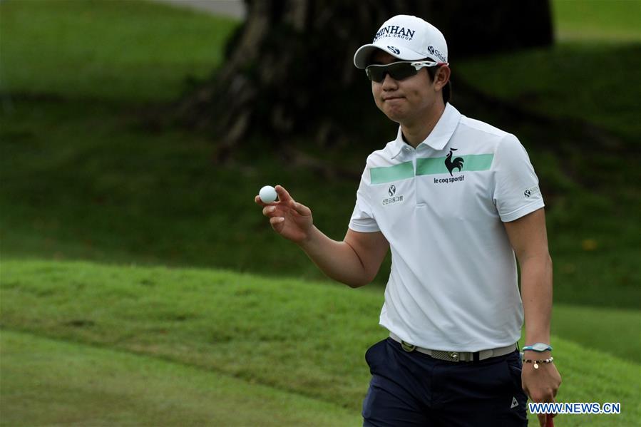 Jordan Spieth (R) of the United States competes during the SMBC Singapore Open held at Sentosa Golf Club Serapong course, Singapore, Jan. 29, 2016.