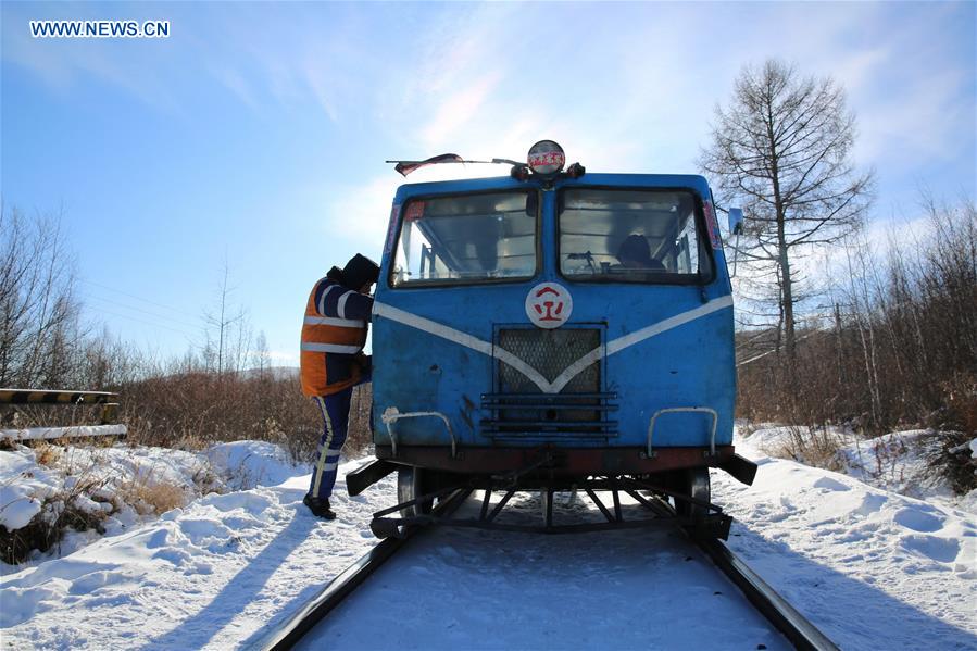 CHINA-INNER MONGOLIA-HULUN BUIR-RAILWAY WORKER (CN)