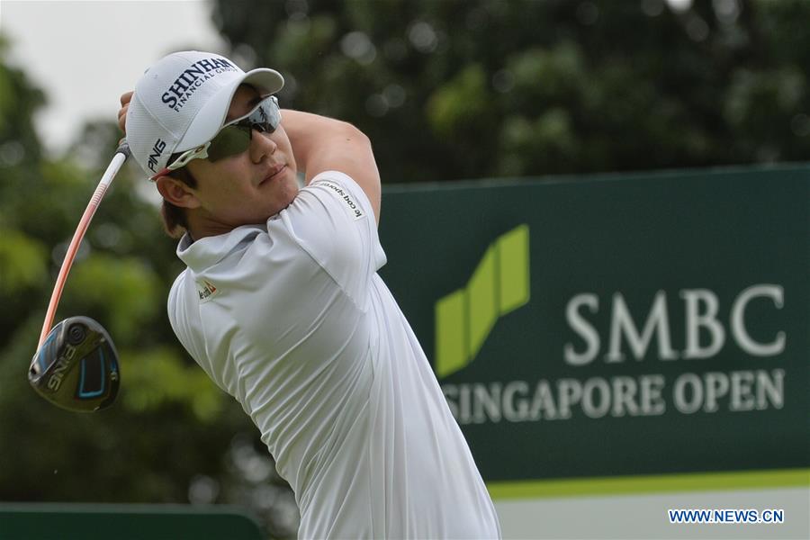 Jordan Spieth (R) of the United States competes during the SMBC Singapore Open held at Sentosa Golf Club Serapong course, Singapore, Jan. 29, 2016.