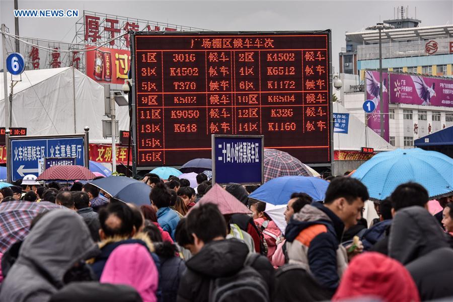 Passengers wait to board trains at the Guangzhou Railway Station in Guangzhou, capital of south China's Guangdong Province, Feb. 2, 2016.