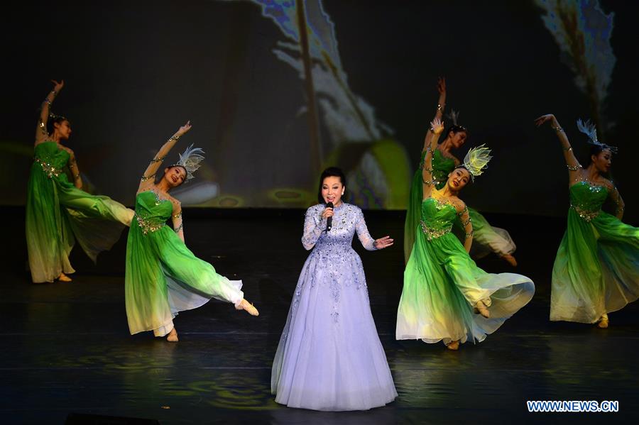  A singer performs at the New York 2016 Chinese Lunar New Year Gala held in New York, the United States, Feb. 11, 2016. 