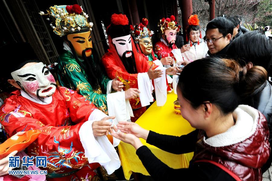 #（社会）（2）大年初五“接财神”