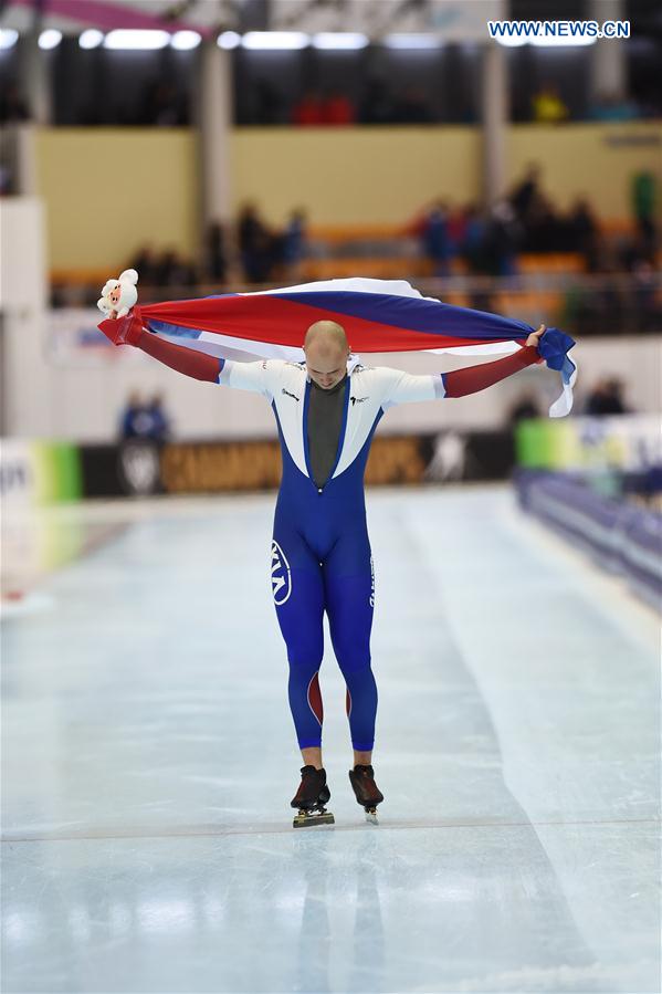Pavel Kulizhnikov of Russia makes a lap of honour after his victory in the men's 1000m event at ISU world single distances speed skating championships in Kolomna, Russia, on Feb. 13, 2016. 