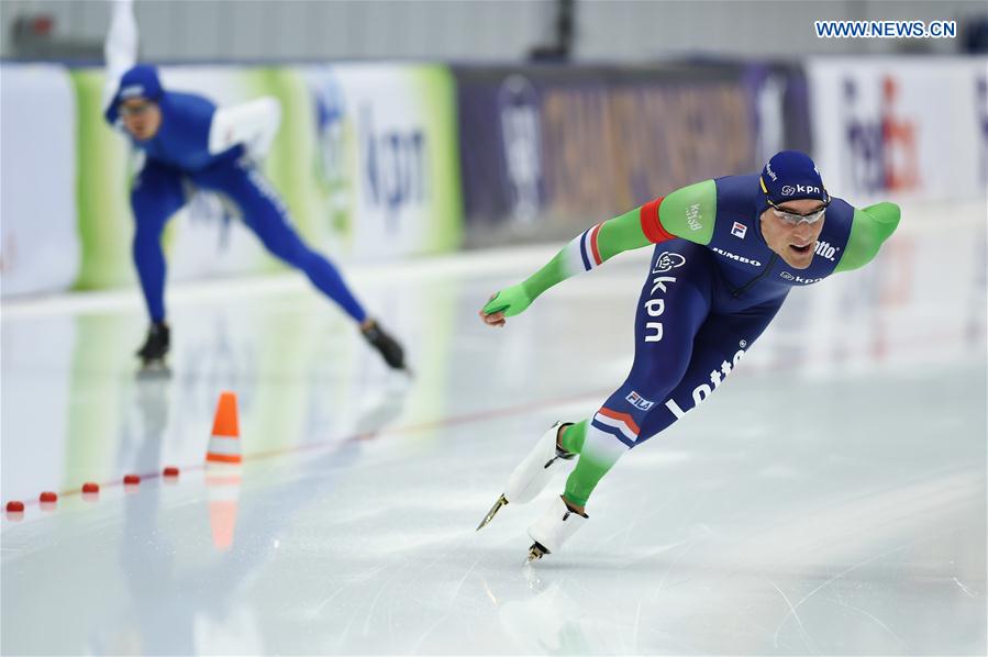 Kjeld Nuis (R) of the Netherlands competes during the men 1000m at ISU world single distances speed skating championships in Kolomna, Russia, on Feb. 13, 2016.