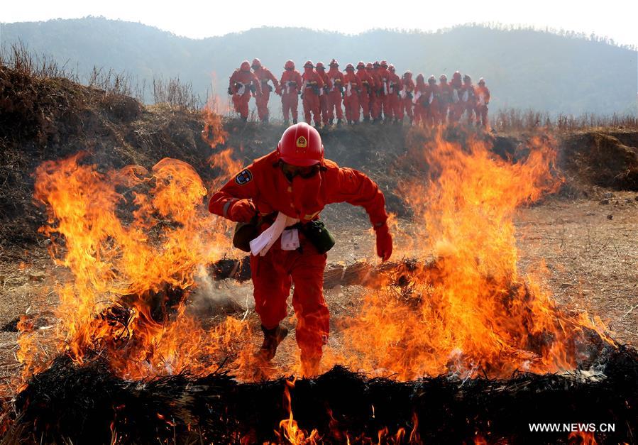 Soldiers take part in a fire drill at a forest zone in Xixiang Township, Xichang City of southwest China's Sichuan Province, Feb. 16, 2016. 