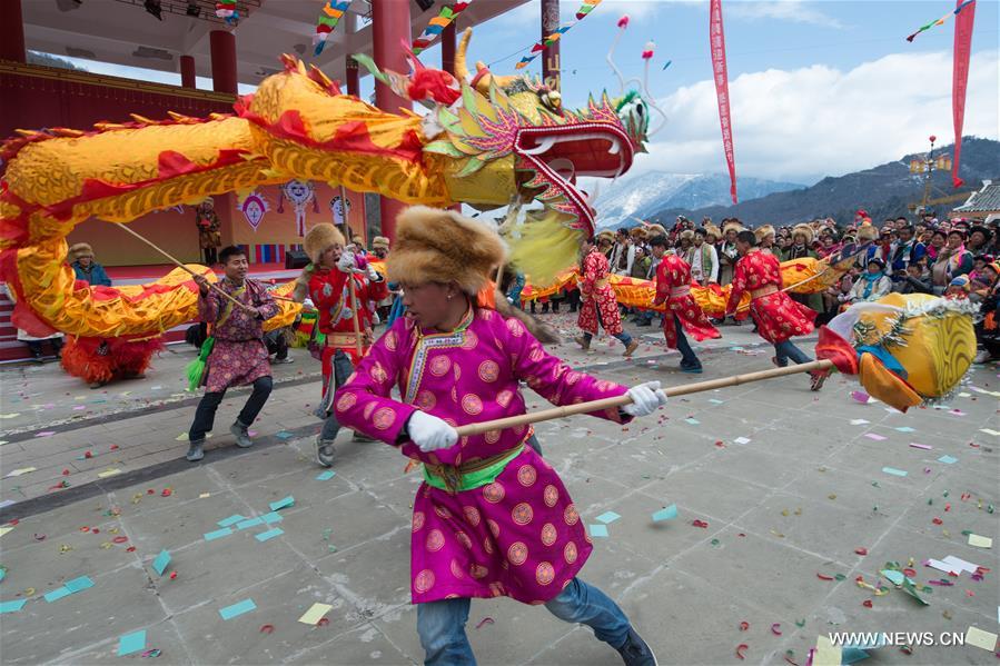 Residents of Tibetan ethnic group in Baoxing on Tuesday performed dragon and lion dances to celebrate the annual Shangjiu Festival, which falls on the 9th day of Chinese Lunar New Year, to express the respect to the heaven