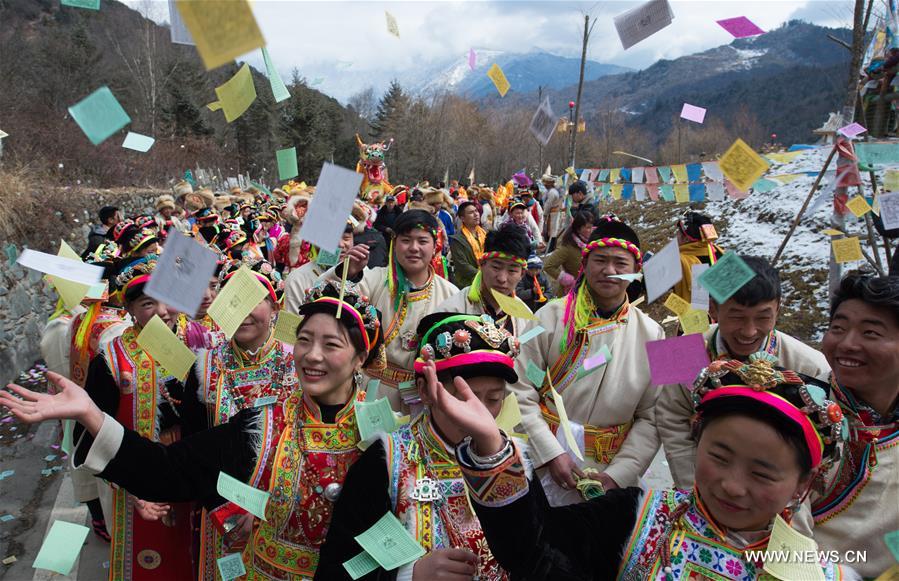 Residents of Tibetan ethnic group in Baoxing on Tuesday performed dragon and lion dances to celebrate the annual Shangjiu Festival, which falls on the 9th day of Chinese Lunar New Year, to express the respect to the heaven
