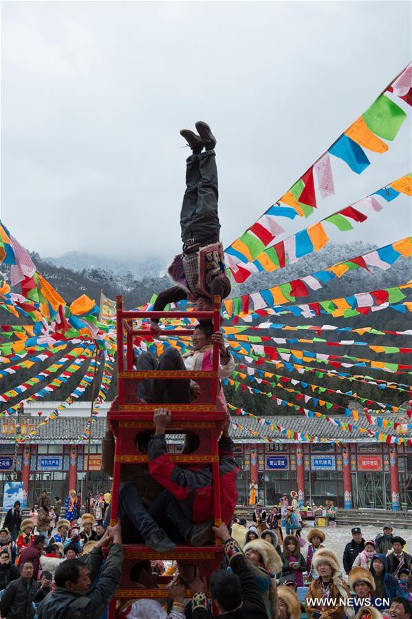 Residents of Tibetan ethnic group in Baoxing on Tuesday performed dragon and lion dances to celebrate the annual Shangjiu Festival, which falls on the 9th day of Chinese Lunar New Year, to express the respect to the heaven