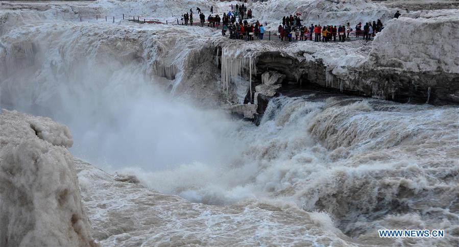 People visit the Hukou Waterfall of the Yellow River in Jixian County, north China's Shanxi Province, Feb. 16, 2016. 