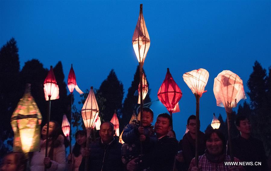  Local residents hold a lantern parade to celebrate the Toad Festival, a tradition to wish for good health and harvest in the lunar new year when people send away a symbolic toad figure representing illness, in Nanchong, southwest China's Sichuan Province, Feb. 21, 2016. 